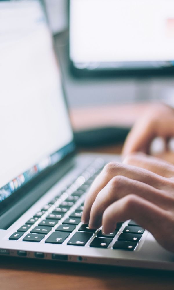 Mains tapant sur clavier d'ordinateur portable